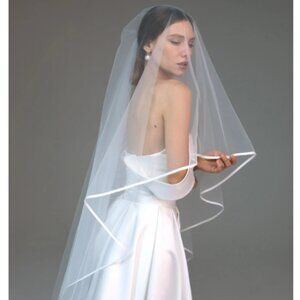 Brand New, Never Worn Two tier satin trim veil in Ivory